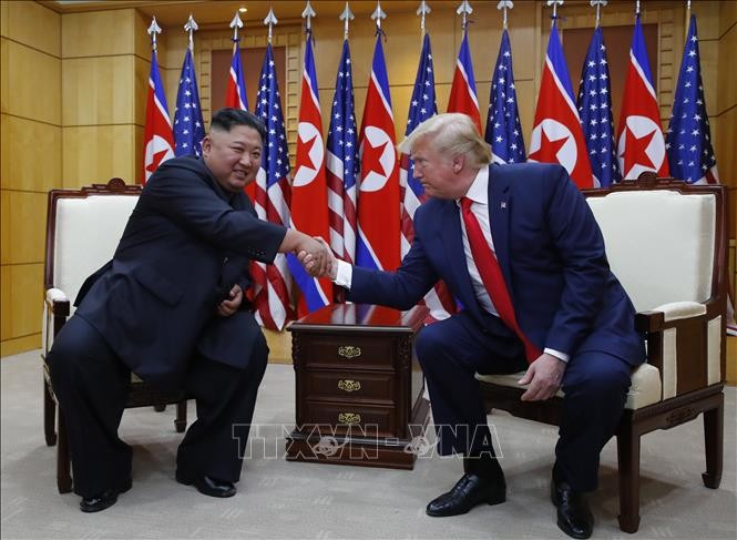 Tổng thống Mỹ Donald Trump (phải) và nhà lãnh đạo Triều Tiên Kim Jong-un trong cuộc gặp tại Khu phi quân sự (DMZ) ở biên giới liên Triều ngày 30/6/2019. Ảnh: Yonhap/TTXVN