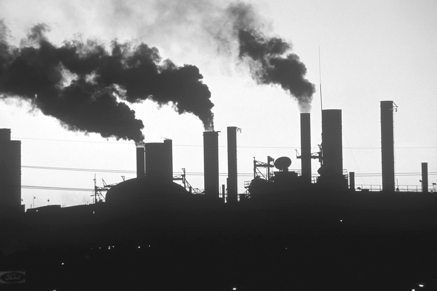 Chất thải công nghiệp, khói bụi gây ra hiệu ứng nhà kính.