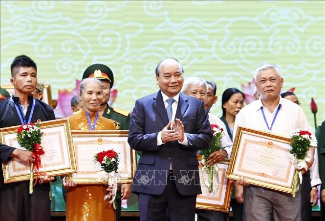 Thủ tướng Nguyễn Xuân Phúc tặng Bằng khen của Thủ tướng Chính phủ cho các đại biểu. Ảnh: Thống Nhất/TTXVN