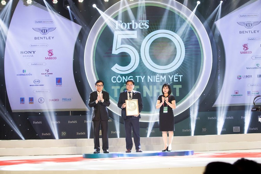 Đây là lần thứ 4 liên tiếp Tập đoàn Xây dựng Hòa Bình vinh dự được trao tặng danh hiệu “Top 50 Công ty niêm yết tốt nhất Việt Nam"