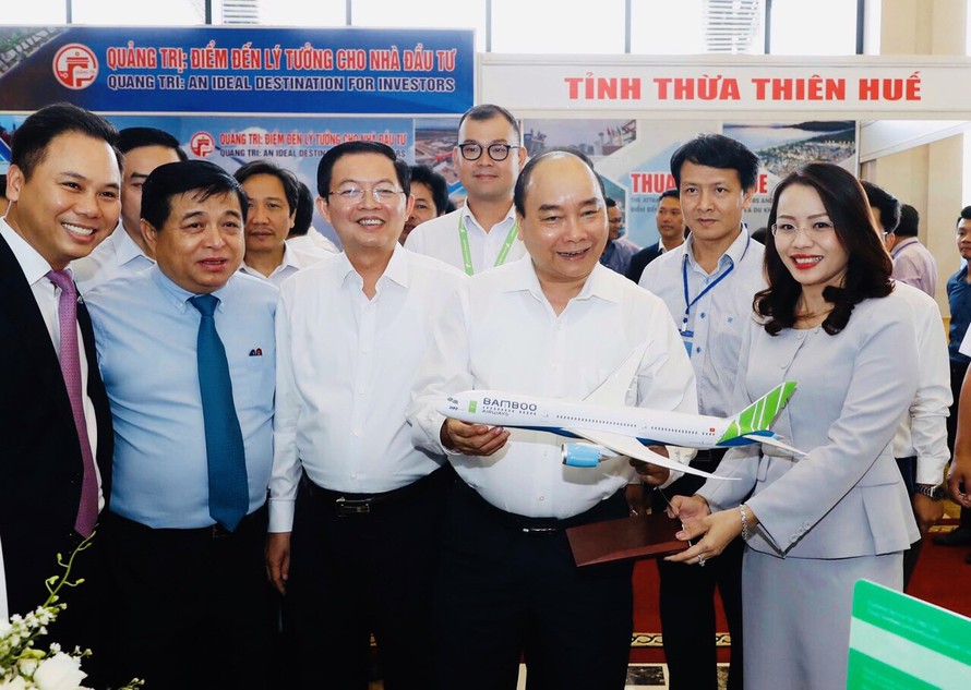 Thủ tướng Chính phủ thăm gian hàng của hãng hàng không Bamboo Airways tại Hội nghị (Ảnh:TTX) ​