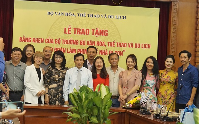 Bộ trưởng Bộ VHTT&DL Nguyễn Ngọc Thiện dành nhiều lời khen ngợi cho đoàn phim "Về nhà đi con" - Ảnh: An ninh Thủ đô