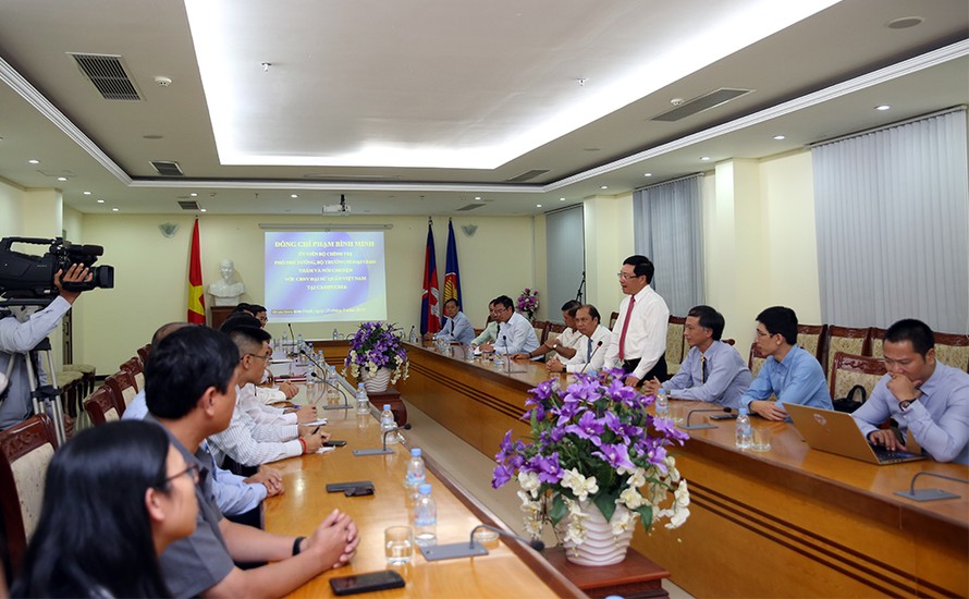 Phó Thủ tướng, Bộ trưởng Ngoại giao Phạm Bình Minh nói chuyện thân mật với cán bộ, nhân viên Đại sứ quán Việt Nam tại Campuchia tối 20/8. Ảnh: VGP/Hải Minh