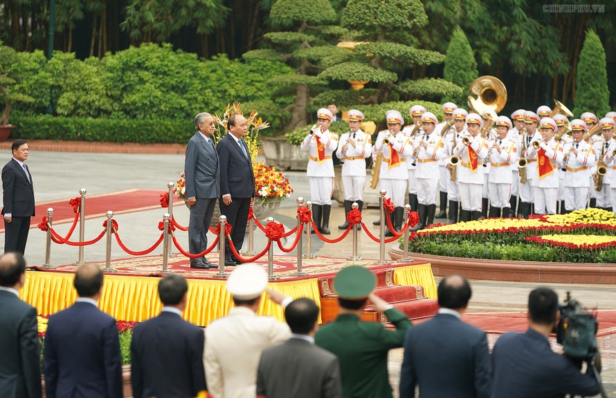 Thủ tướng Nguyễn Xuân Phúc chủ trì Lễ đón Thủ tướng Malaysia Mahathir Mohamad. Ảnh VGP/Quang Hiếu