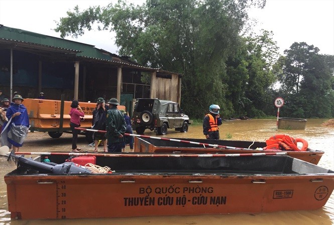 Ban chỉ huy quân sự huyện Hương Khê (Hà Tĩnh) dùng ca nô để vào khu vực xã Hương Giang, Hương Thủy nơi đang ngập sâu