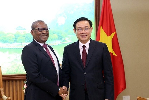 Phó Thủ tướng Vương Đình Huệ và Đại sứ Nam Phi Mpetjane Kgaogelo Lekgoro - Ảnh: VGP/Thành Chung