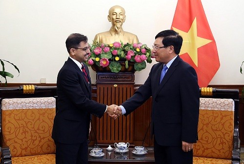 Phó Thủ tướng Phạm Bình Minh và Đại sứ Ấn Độ Pranay Verma - Ảnh: VGP/Hải Minh