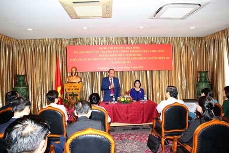 Phó Thủ tướng Trương Hòa Bình nói chuyện thân mật với cán bộ, nhân viên Đại sứ quán và đại diện cộng đồng người Việt Nam tại Singapore. Ảnh: VGP/Lê Sơn