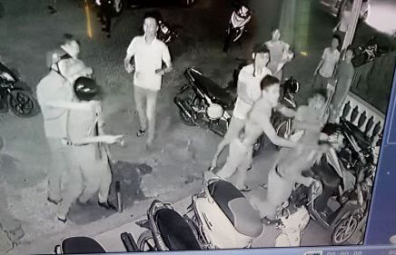 Nhóm thanh niên tấn công 3 công an - Ảnh: Cắt từ clip
