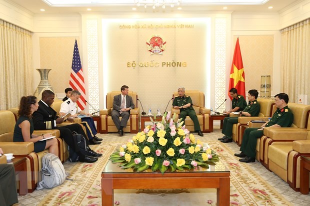 Thượng tướng Nguyễn Chí Vịnh, Thứ trưởng Bộ Quốc phòng tiếp ông Randall Schriver, Trợ lý Bộ trưởng Quốc phòng Hoa Kỳ phụ trách các vấn đề an ninh Ấn Độ Dương-Thái Bình Dương. (Ảnh: Minh Tuấn/TTXVN)