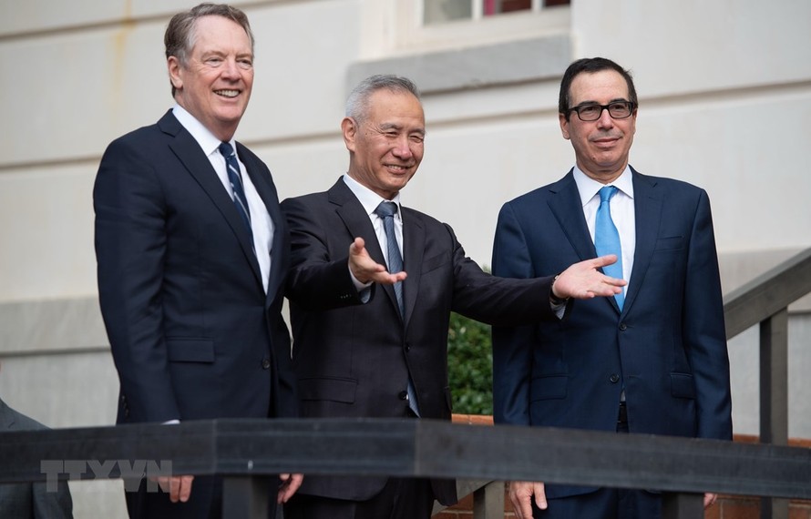 Bộ trưởng Tài chính Mỹ Steven Mnuchin (phải), Đại diên Thương mại Mỹ Robert Lighthizer (trái) và Phó Thủ tướng Trung Quốc Lưu Hạc (giữa) tại cuộc gặp ở Washington, DC, Mỹ, ngày 10/10. (Ảnh: AFP/TTXVN)