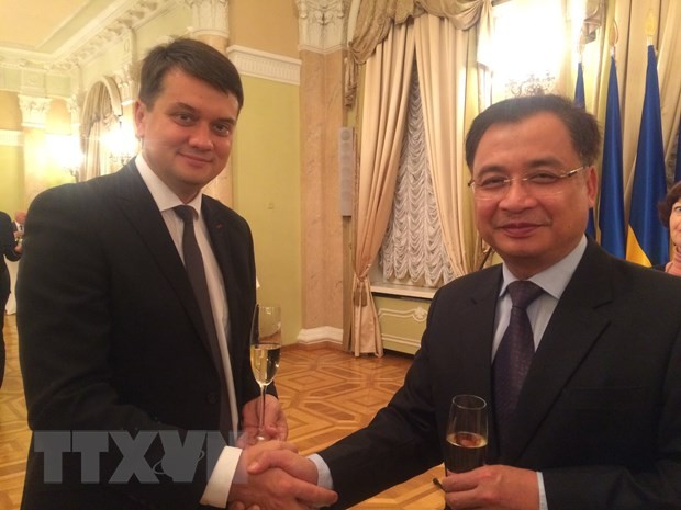 Chủ tịch Quốc hội Ukraine, Dmytro Razumkov (trái) và Đại sứ Việt Nam tại Ukraine Nguyễn Anh Tuấn. (Ảnh: Duy Trinh/TTXVN)