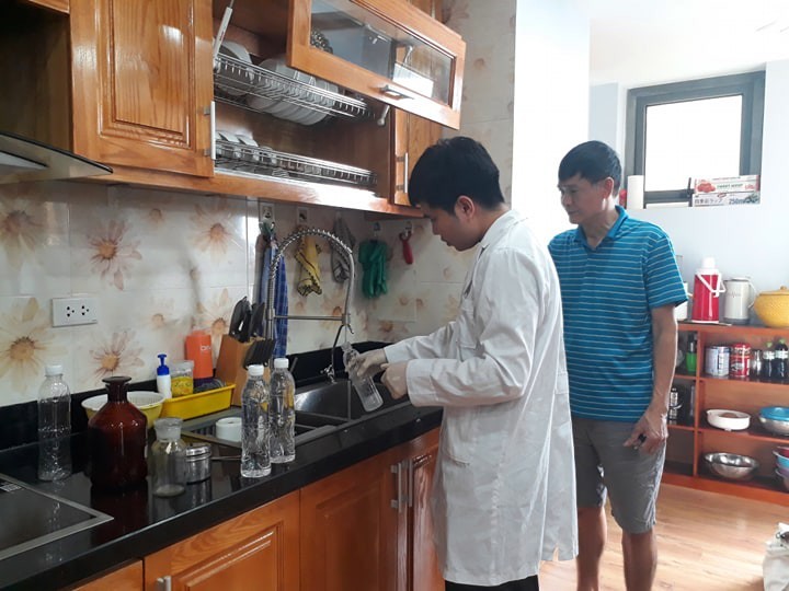 Đoàn kiểm tra của Sở Y tế Hà Nội lấy mẫu nước tại hộ gia đình ngày 19/10.