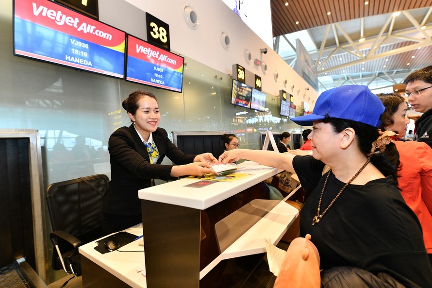 Hành khách xếp hàng làm thủ tục trong chuyến bay đầu tiên kết nối Đà Nẵng và Tokyo 