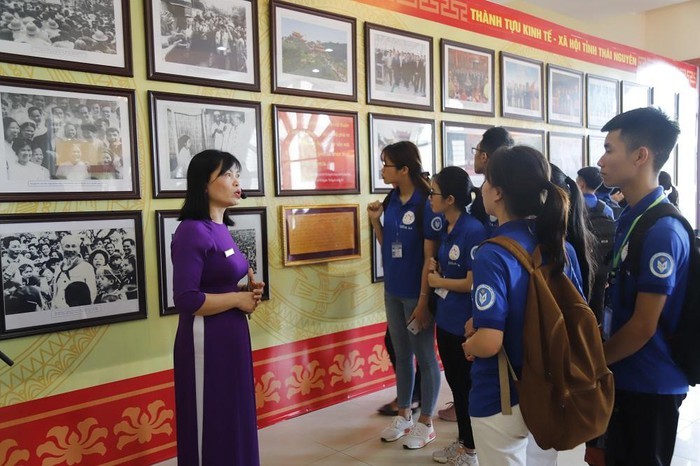 Triển lãm đã thu hút đông đảo học sinh, sinh viên quan tâm, tìm hiểu về cuộc đời và sự nghiệp của Chủ tịch Hồ Chí Minh vĩ đại - Ảnh: Báo Giáo dục và Thời đại