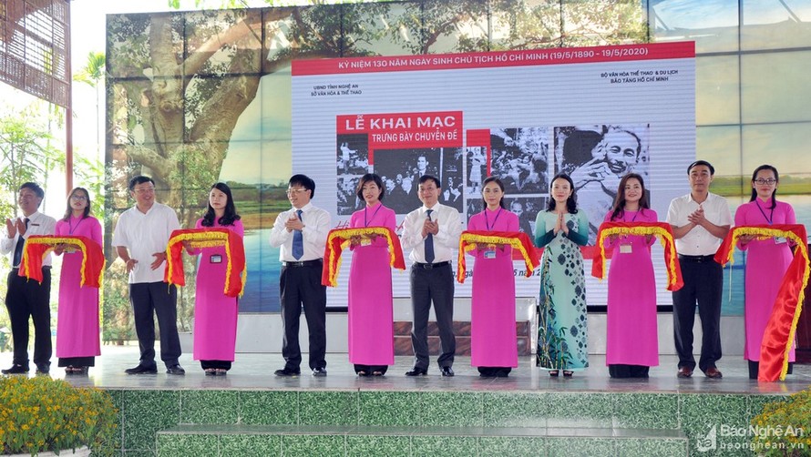 Các đại biểu cắt băng khai mạc triển lãm chuyên đề "Hồ Chí Minh - Những nét phác họa chân dung". Ảnh: Công Kiên/ Báo Nghệ An