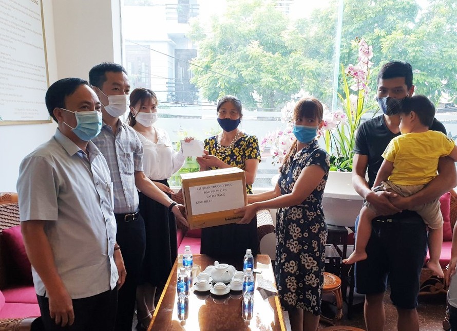  Nhiều đơn vị đã đến tặng quà, hỗ trợ gia đình du khách kẹt lại thành phố vì dịch bệnh. Ảnh: VGP/Lưu Hương