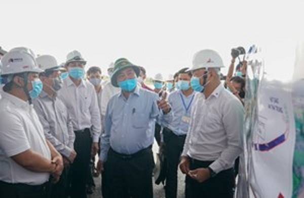 Thủ tướng Chính phủ Nguyễn Xuân Phúc thị sát, kiểm tra Dự án cao tốc Trung Lương-Mỹ Thuận tại tỉnh Tiền Giang, ngày 31/7. Ảnh: VGP