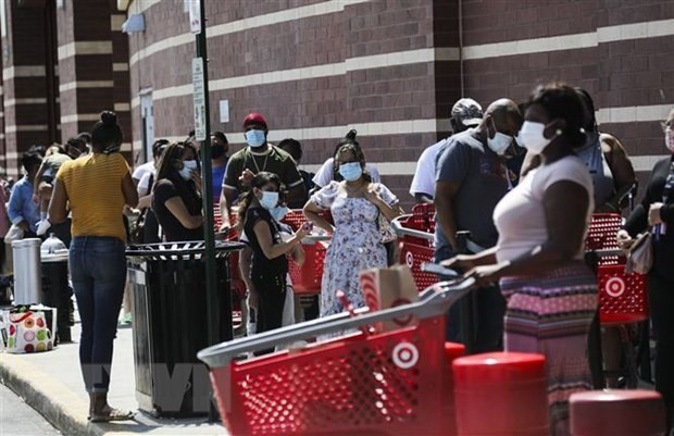 Người dân xếp hàng chờ mua sắm tại một cửa hàng bách hóa ở New York, Mỹ. (Nguồn: THX/TTXVN)