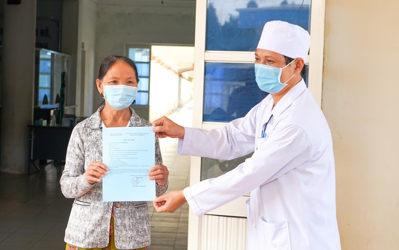 Bác sĩ Nguyễn Thái Hưng - Giám đốc Bệnh viện dã chiến tỉnh Quảng Ngãi trao giấy chứng nhận điều trị khỏi bệnh COVID-19 cho bệnh nhân 621 - Ảnh: TTXVN