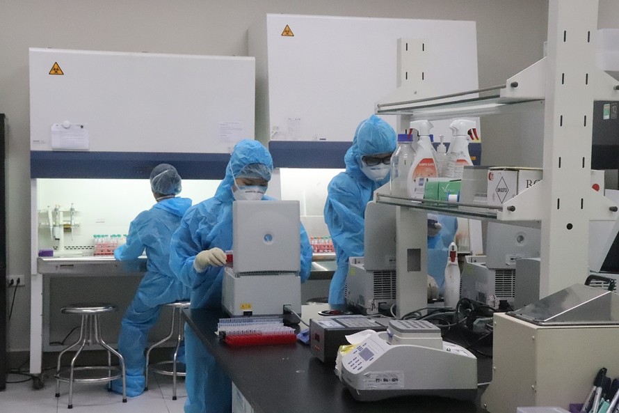 Trong hơn 2 tuần qua, Bệnh viện Nhi Trung ương đã xét nghiệm COVDIV-19 bằng phương pháp PCR hơn 10.000 mẫu từ những người trở về Hà Nội từ Đà Nẵng. Ảnh: VGP/Vũ Khoa