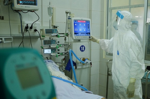 Bác sĩ chữa trị cho bệnh nhân COVID-19 tại Bệnh viện Phổi Đà Nẵng - Ảnh: Tuổi trẻ