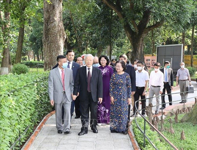 Tổng Bí thư, Chủ tịch nước Nguyễn Phú Trọng đến dâng hương tưởng niệm Chủ tịch Hồ Chí Minh tại Phủ Chủ tịch.