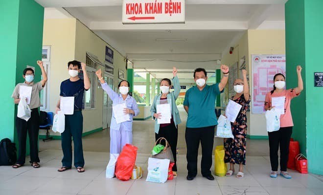 Các bệnh nhân được công bố khỏi bệnh tại Bệnh viện Phổi Đà Nẵng ngày 5/9 - Ảnh: Bộ Y tế