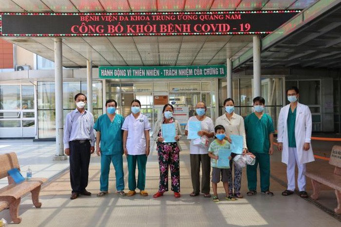 4 bệnh nhân Covid-19 điều trị ở Bệnh viện Đa khoa Trung ương Quảng Nam được công bố khỏi bệnh vào sáng nay (5/9). Ảnh: BV.
