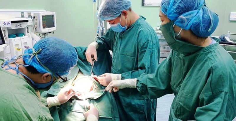 Các bác sỹ đang phẫu thuật cho bệnh nhân - Ảnh: Báo Pháp luật