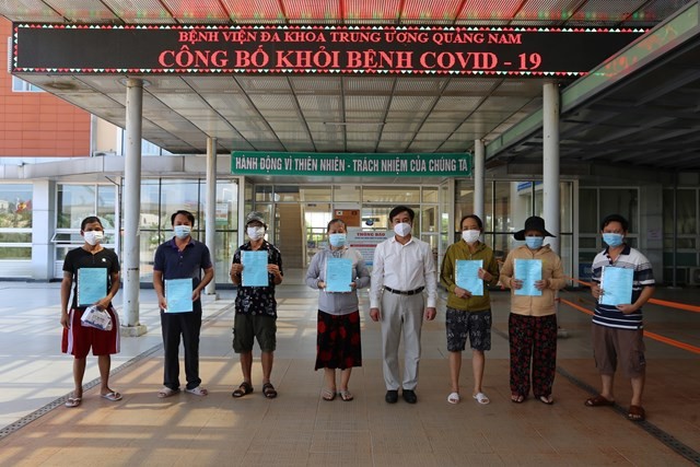 Bệnh nhân Covid-19 xuất viện tại BVĐK TƯ Quảng Nam - Ảnh: Đại đoàn kết