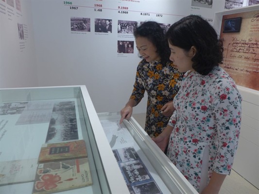 Bảo tàng Tố Hữu ngày đầu tiên mở cửa thu hút đông đảo người dân, nhà nghiên cứu, văn nghệ sĩ - Ảnh: Báo Văn hóa