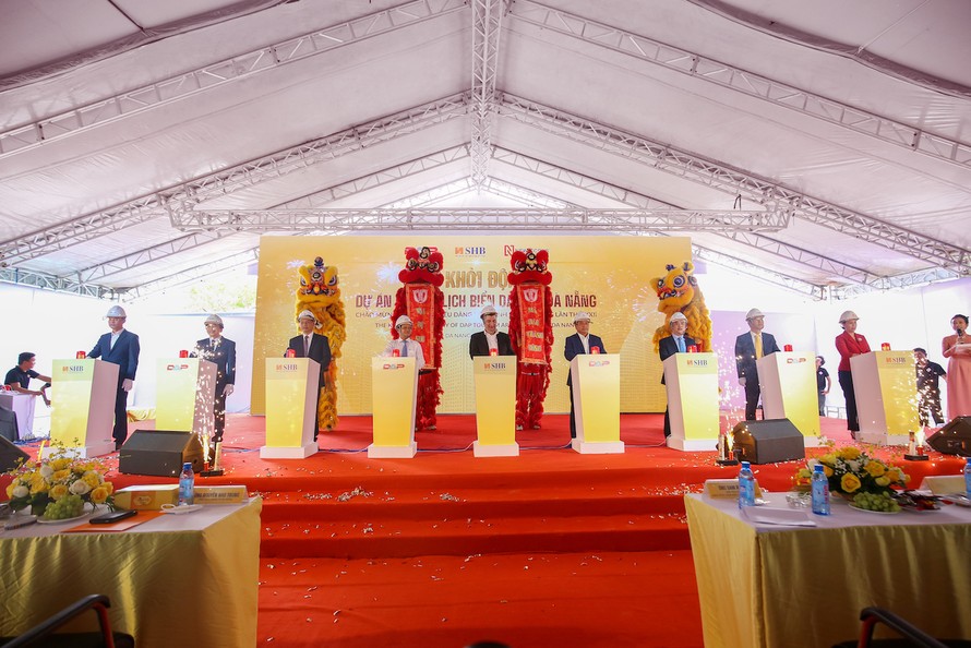 Đại diện chủ đầu tư và các đại biểu thực hiện nghi lễ khởi công dự án Khu du lịch biển DAP