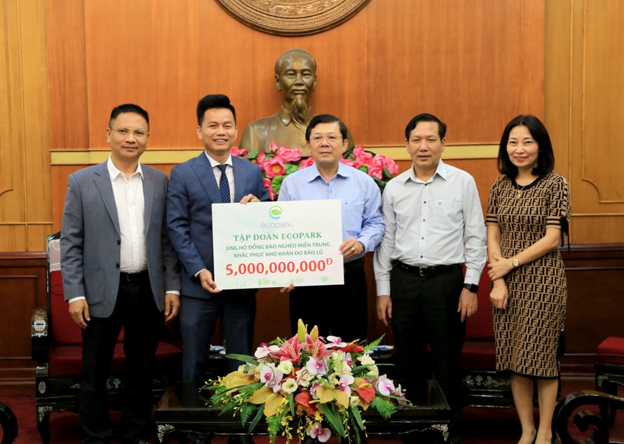 Ông Trần Quốc Việt – Tổng Giám đốc Tập đoàn Ecopark (bên trái) trao số tiền hỗ trợ cho đồng bào miền Trung thông qua Ủy ban Trung ương Mặt trận Tổ quốc Việt Nam. ​