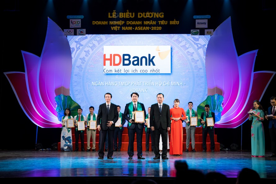 HDBank vừa được vinh danh là một trong những Doanh nghiệp tiêu biểu Việt Nam – ASEAN 2020 vì những đóng góp tích cực cho sự phát triển kinh tế của khu vực và toàn cầu.