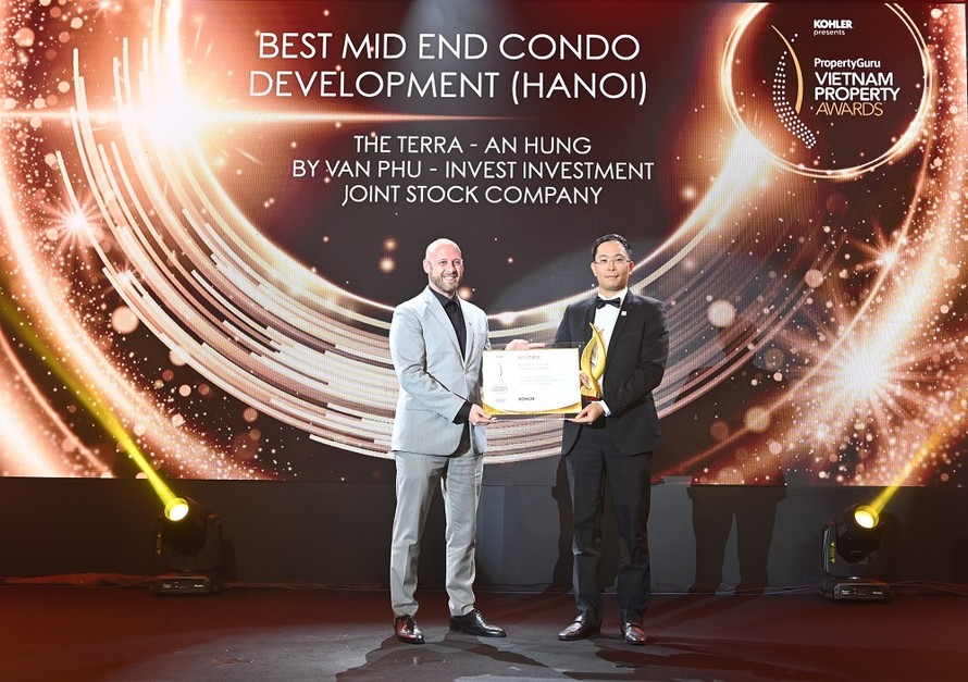 Ông Lâm Hoàng Đăng – đại diện Văn Phú – Invest nhận giải tại PropertyGuru Vietnam Property Award 2020