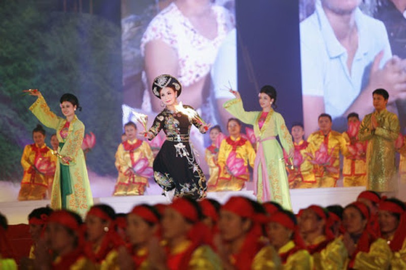 Tiết mục diễn xướng Cô bé Thượng ngàn của đoàn nghệ nhân thành phố Lạng Sơn - Ảnh: Báo Pháp luật