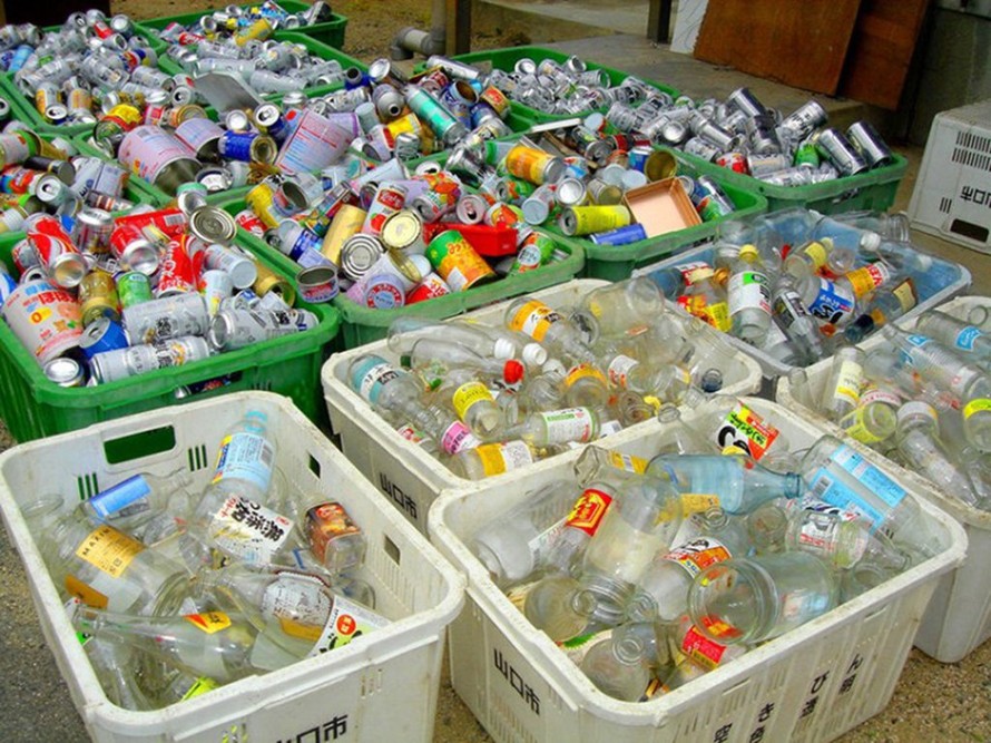 Các loại rác như chai nhựa, chai thủy tinh, lon kim loại được người Nhật Bản phân loại cẩn thận trước khi đem đi tái chế.