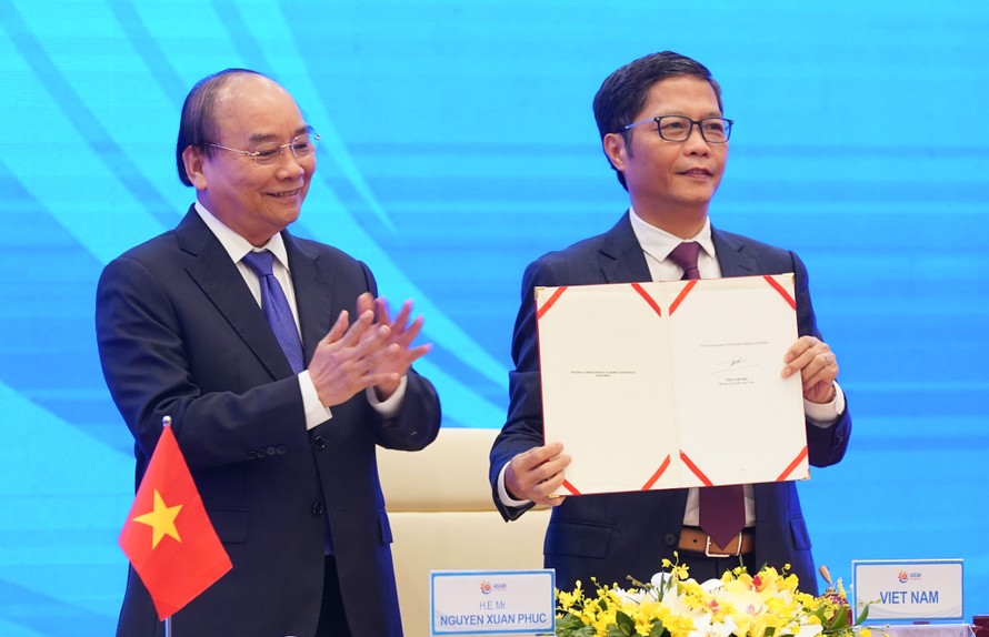 Ngày 15/11/2020, tại Hà Nội, Bộ trưởng Công Thương Trần Tuấn Anh, đại diện Việt Nam, ký Hiệp định RCEP. Ảnh: VGP/Quang Hiếu