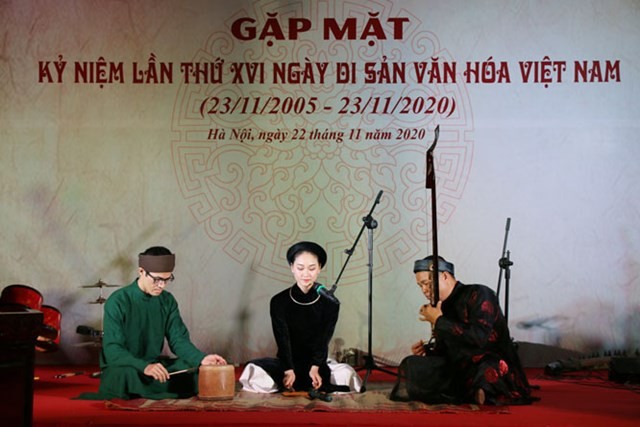 Biểu diễn nghệ thuật truyền thống trong buổi gặp mặt các nghệ nhân, những người làm di sản Hà Nội - Ảnh: Chính phủ