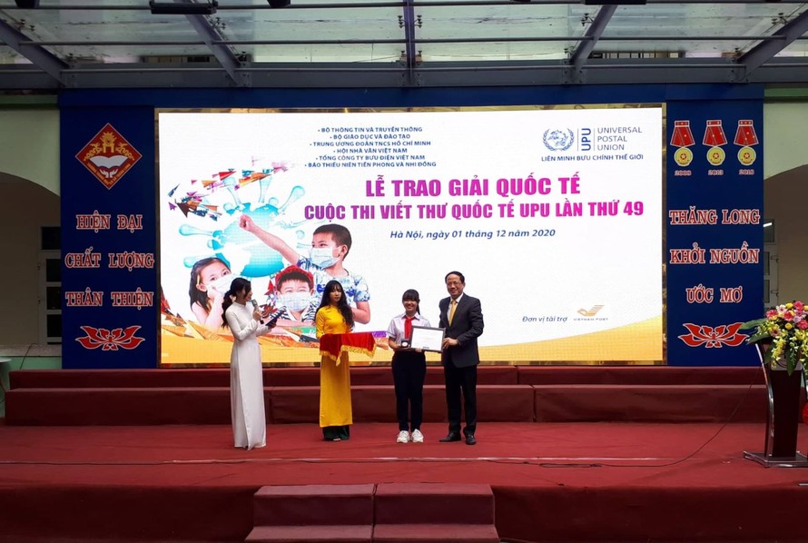Em Phan Hoàng Phương Nhi được nhận giải thưởng là Huy chương Đồng và Giấy chứng nhận của Liên minh Bưu chính Thế giới (UPU).