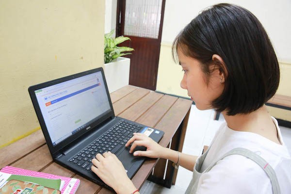 Sinh viên Trường ĐH Kinh tế TP.HCM học trực tuyến - Ảnh: VietNamNet