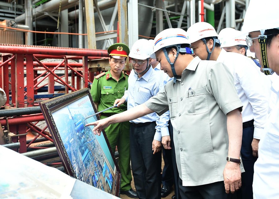 Thủ tướng Nguyễn Xuân Phúc thị sát việc thi công Nhà máy Nhiệt điện Thái Bình 1, ngày 8/4/2017. Ảnh: VGP