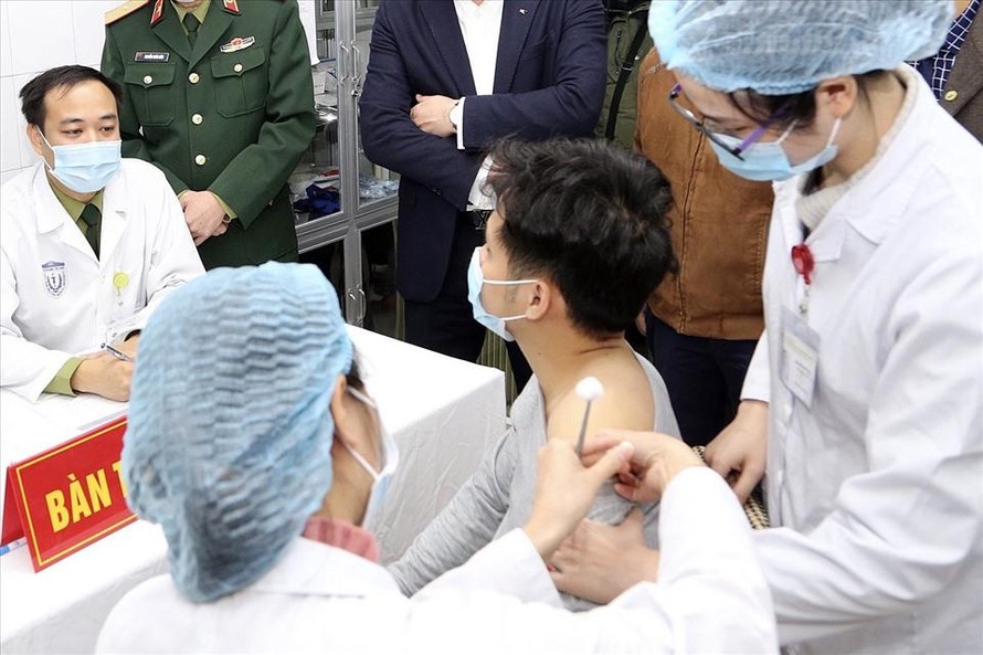 Tình nguyện viên đầu tiên được tiêm thử nghiệm vaccine Nano Covax. Ảnh: Hải Nguyễn/ Lao động
