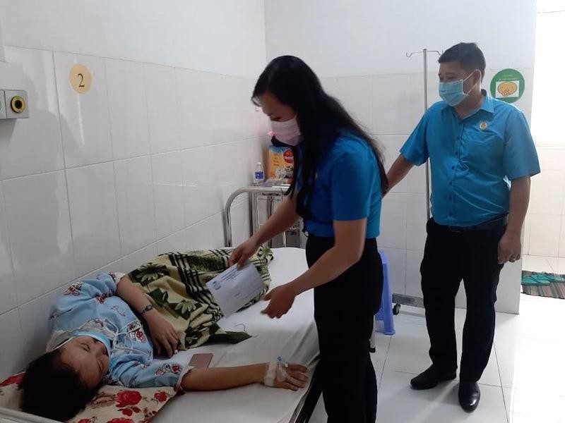 Bà Thạch Thị Thu Hà, Chủ tịch Liên đoàn Lao động tỉnh Trà Vinh đến thăm hỏi công nhân bị ngộ độc thực phẩm. Ảnh: PLO
