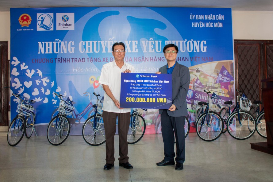 Ngân hàng Shinhan tổ chức trao tặng xe đạp cho trẻ em nghèo huyện Hóc Môn