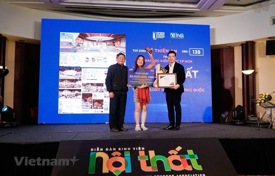 Bạn Lê Thiên An-sinh viên Trường Đại học kiến trúc Thành phố Hồ Chí Minh đạt giải Nhất cuộc thi về thiết kế cho sinh viên. (Ảnh: Minh Hiếu/Vietnam+)