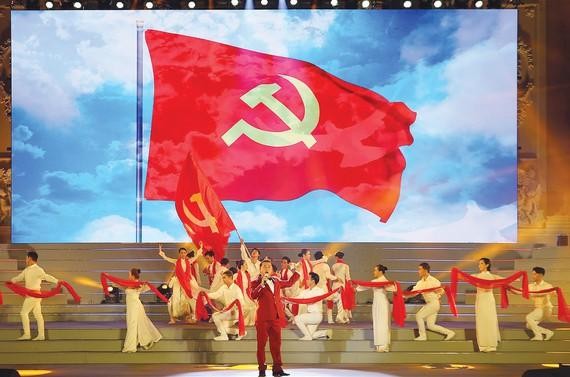 NSND Tạ Minh Tâm và tốp múa biểu diễn ca khúc Lá cờ Đảng. Ảnh: SGGP