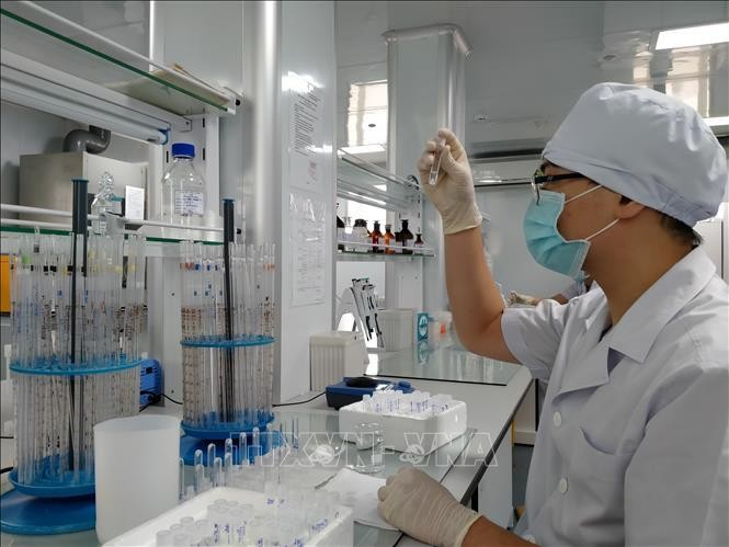 Việt Nam cũng đang nỗ lực nghiên cứu, sản xuất vắc xin phòng COVID-19. Ảnh: TTXVN.