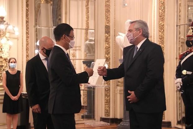 Tổng thống Alberto Fernandez chào Đại sứ Dương Quốc Thanh sau khi nhận Quốc thư. (Ảnh: TTXVN phát)